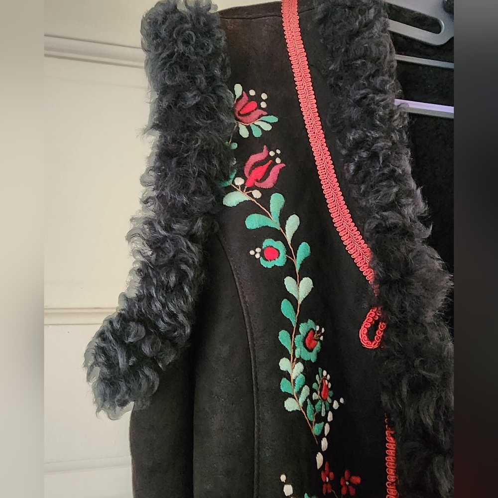 Embroidered Leather Suede Black Vest with Handcrafted by craftsmen..No Tag - Picture 5 of 9